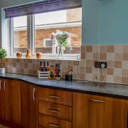 Modern 4 Bedroom Detatched House Стоктон-он-Тіз Екстер'єр фото