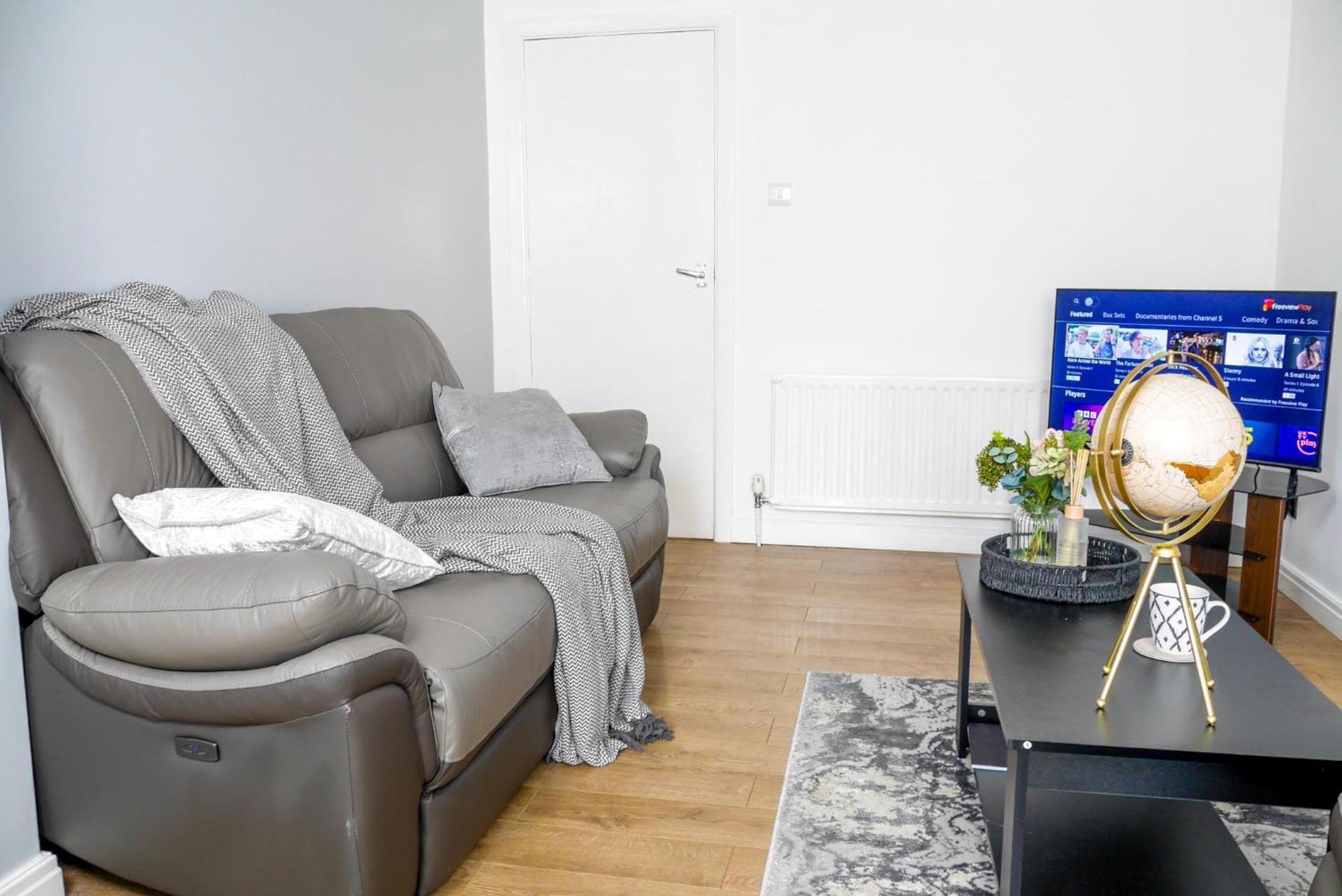 Modern 4 Bedroom Detatched House Стоктон-он-Тіз Екстер'єр фото
