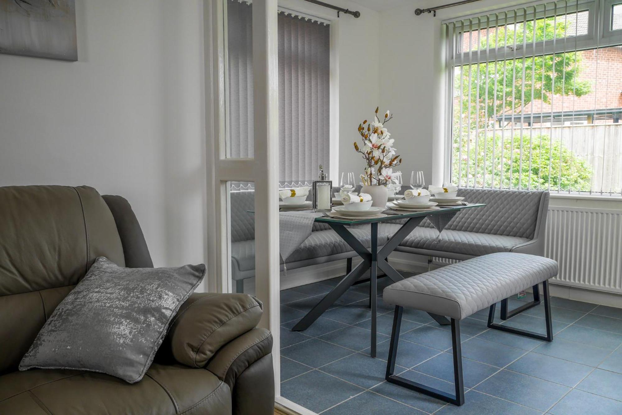 Modern 4 Bedroom Detatched House Стоктон-он-Тіз Екстер'єр фото