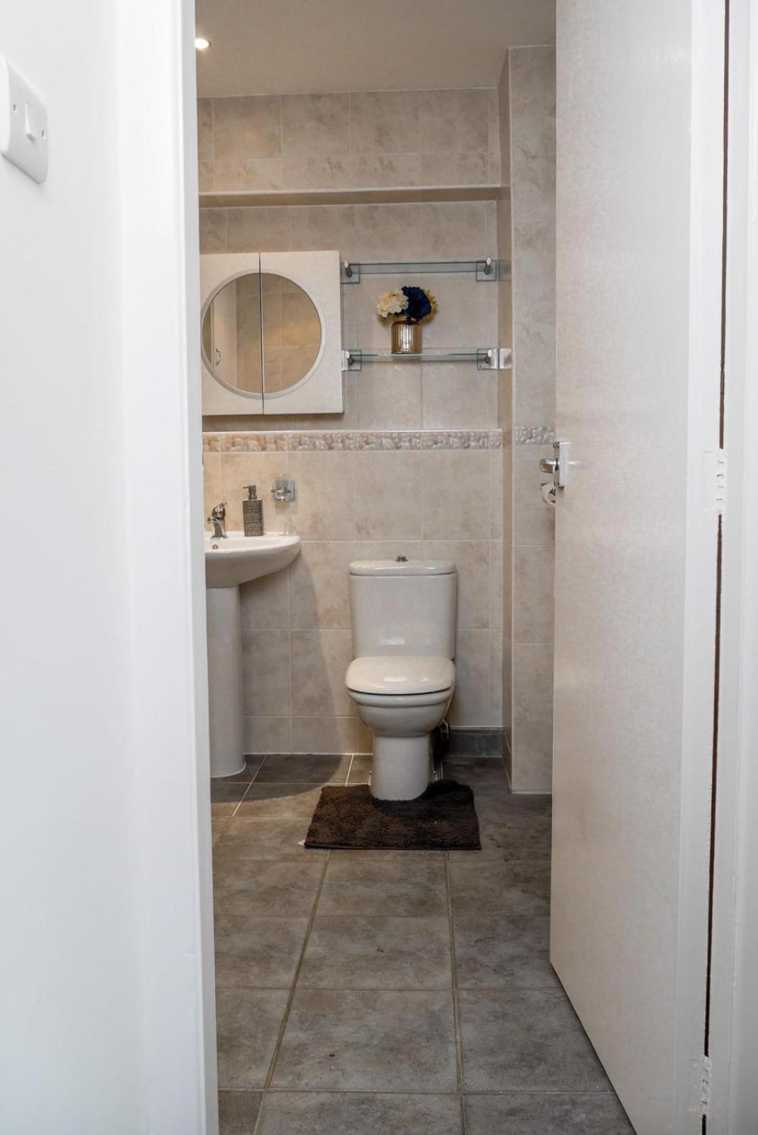 Modern 4 Bedroom Detatched House Стоктон-он-Тіз Екстер'єр фото