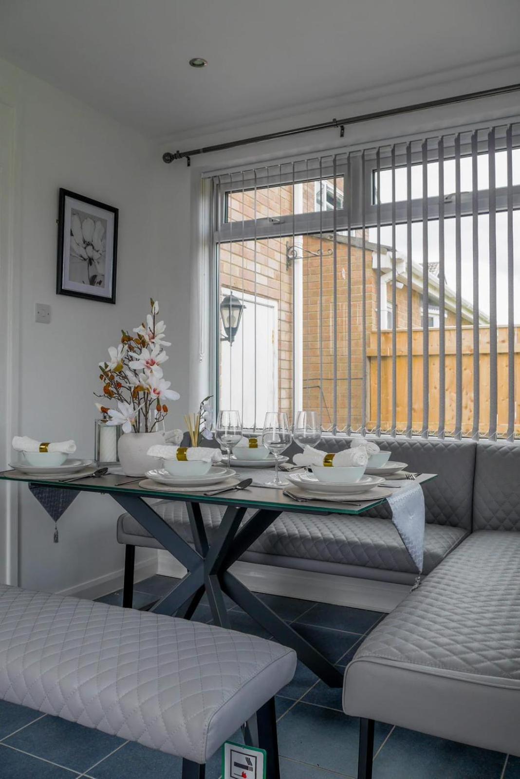 Modern 4 Bedroom Detatched House Стоктон-он-Тіз Екстер'єр фото