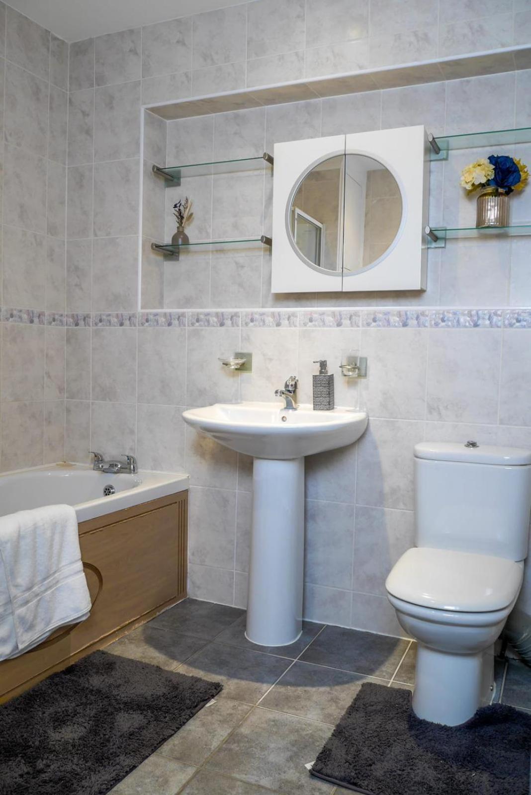 Modern 4 Bedroom Detatched House Стоктон-он-Тіз Екстер'єр фото